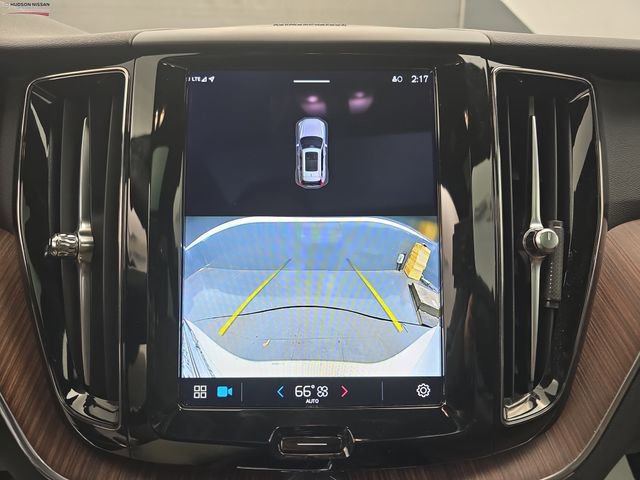 Used 2023 Volvo XC60 B5 Plus image 32