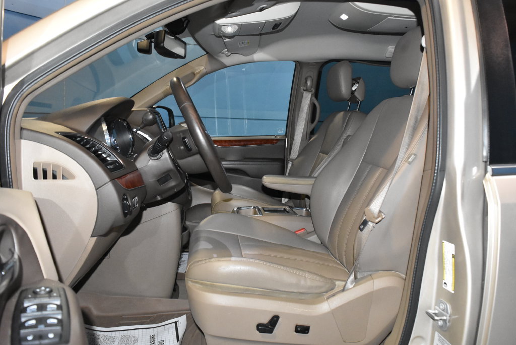 Used 2015 Chrysler Town & Country Touring-L w/ Driver Convenience Group FWD image 6