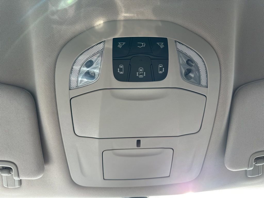 Used 2023 Chrysler Pacifica Touring-L image 28