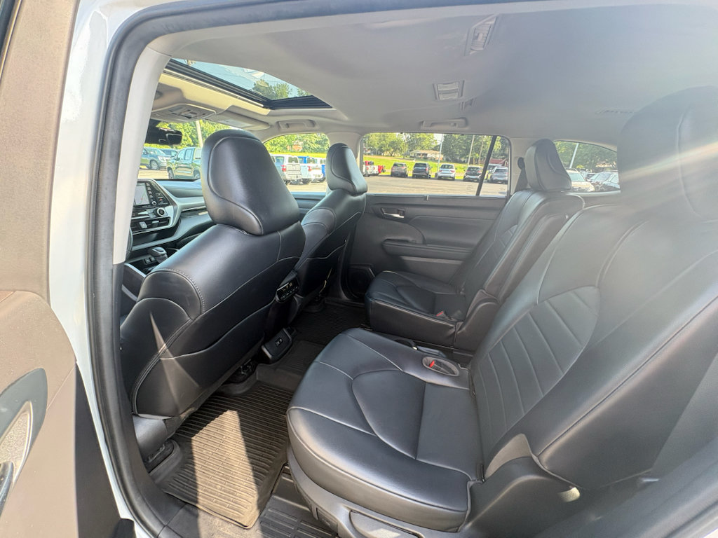 Used 2021 Toyota Highlander XLE FWD image 24