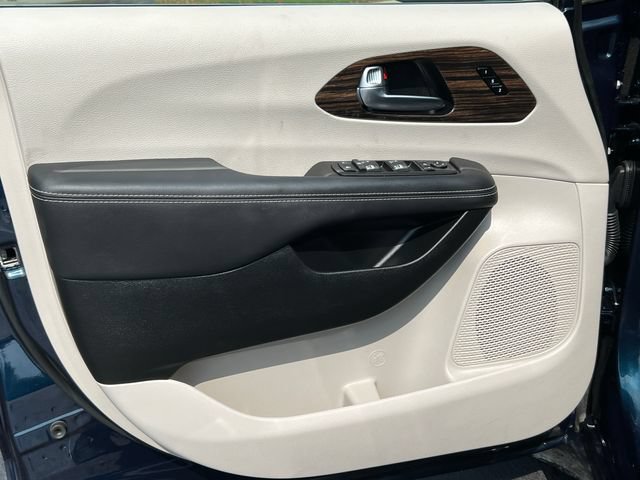 Used 2024 Chrysler Pacifica Limited FWD image 17