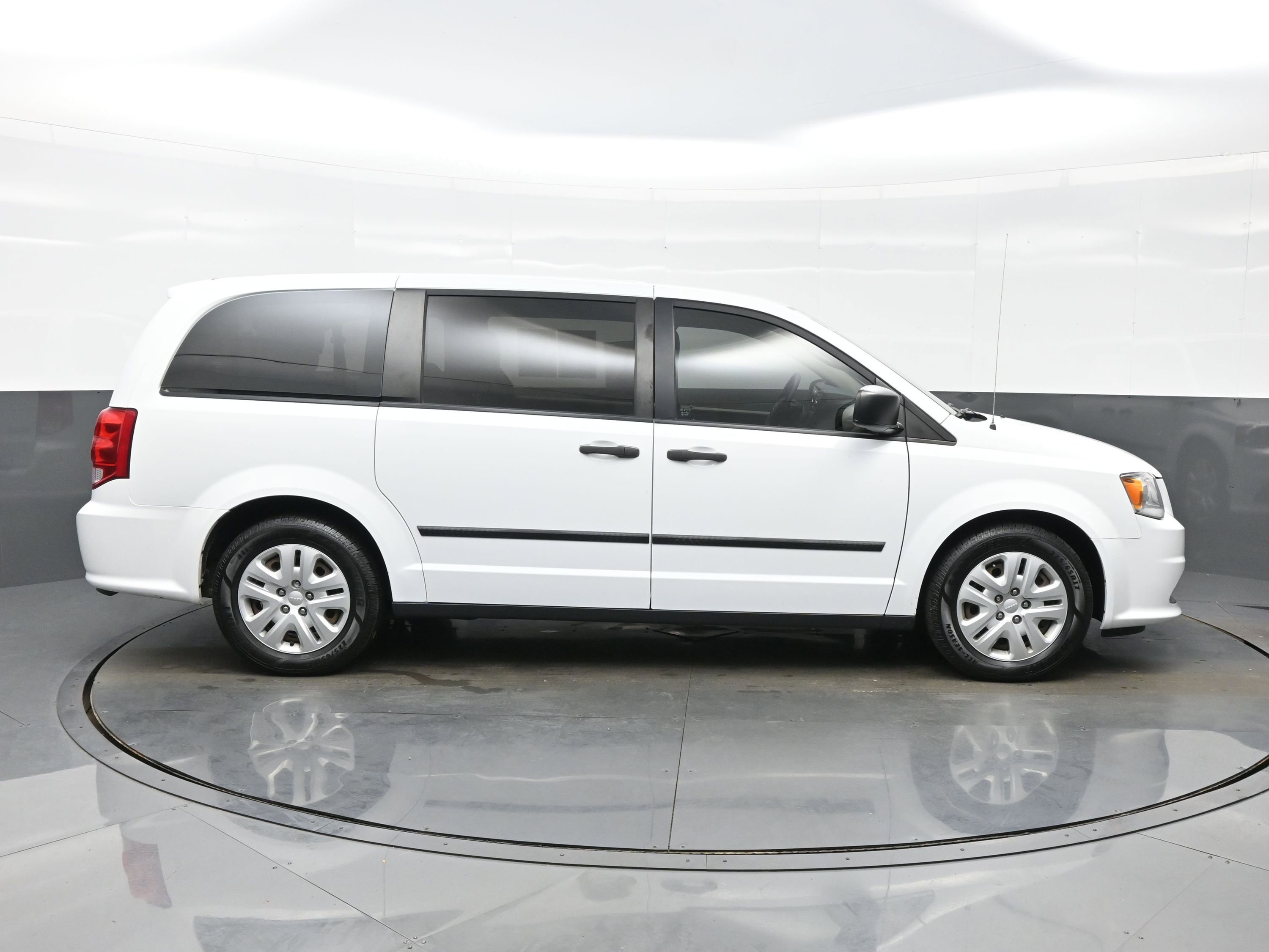 Used 2016 Dodge Grand Caravan American Value Package image 7