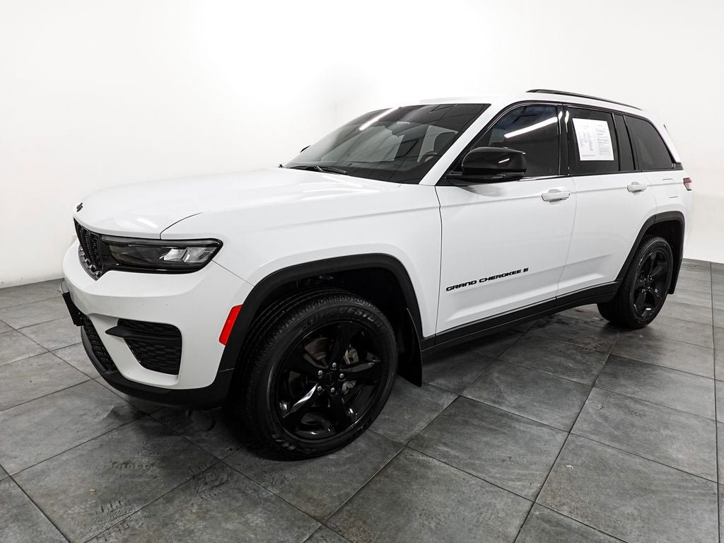 Used 2022 Jeep Grand Cherokee Altitude AWD/4WD image 3