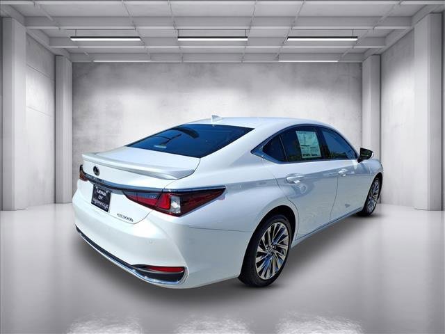New 2025 Lexus ES 300h Ultra Luxury image 3