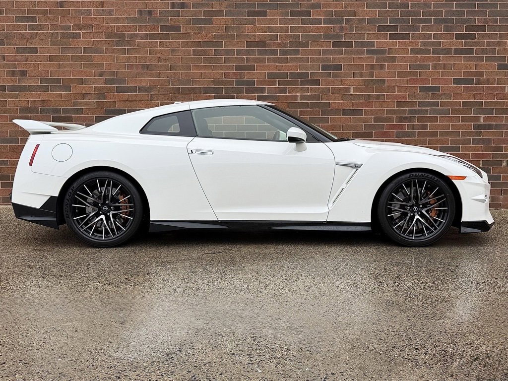 Used 2024 Nissan GT-R Premium w/ Premium Interior Package image 8