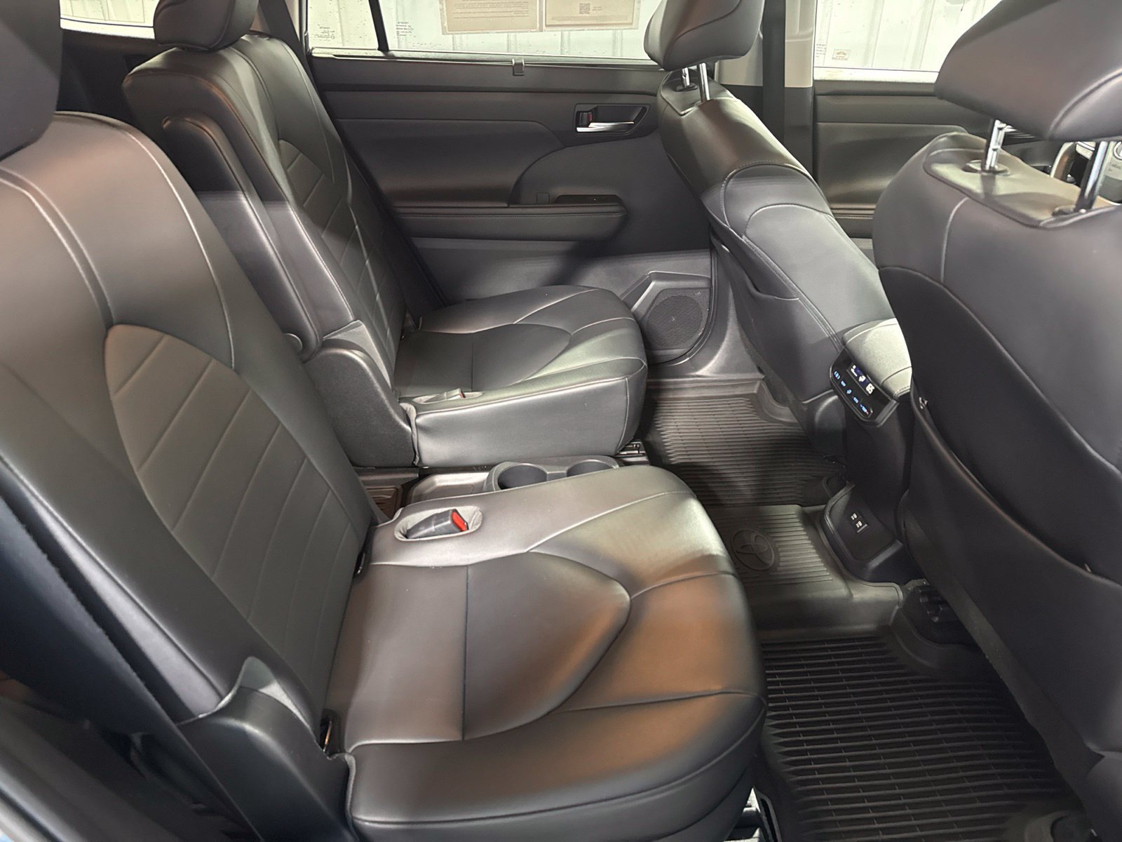 Used 2020 Toyota Highlander XLE AWD/4WD image 20