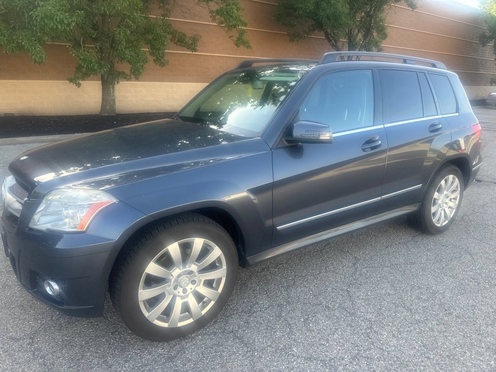 Used 2011 Mercedes-Benz GLK 350 4MATIC image 2