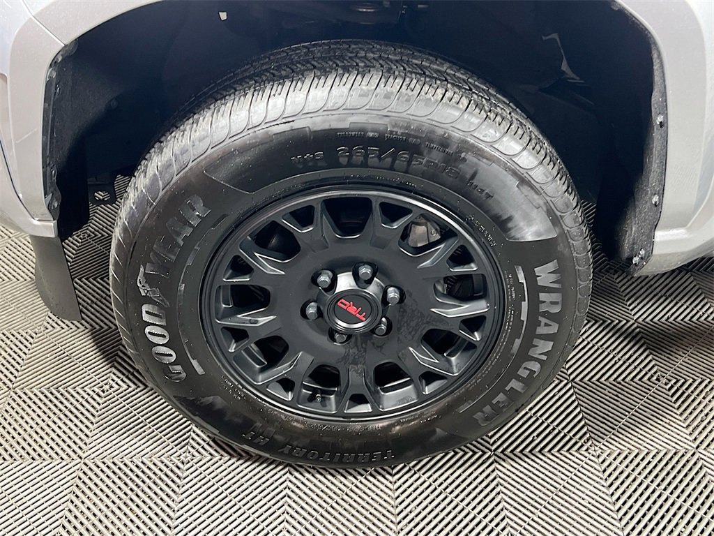 Certified 2025 Toyota Tacoma SR5 image 27