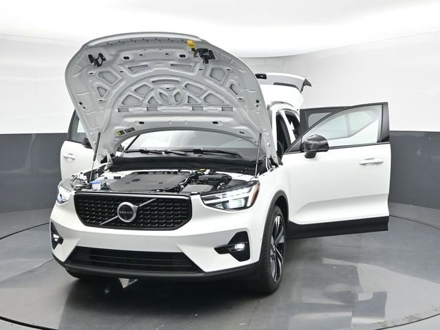 Used 2024 Volvo XC40 B5 Plus image 48