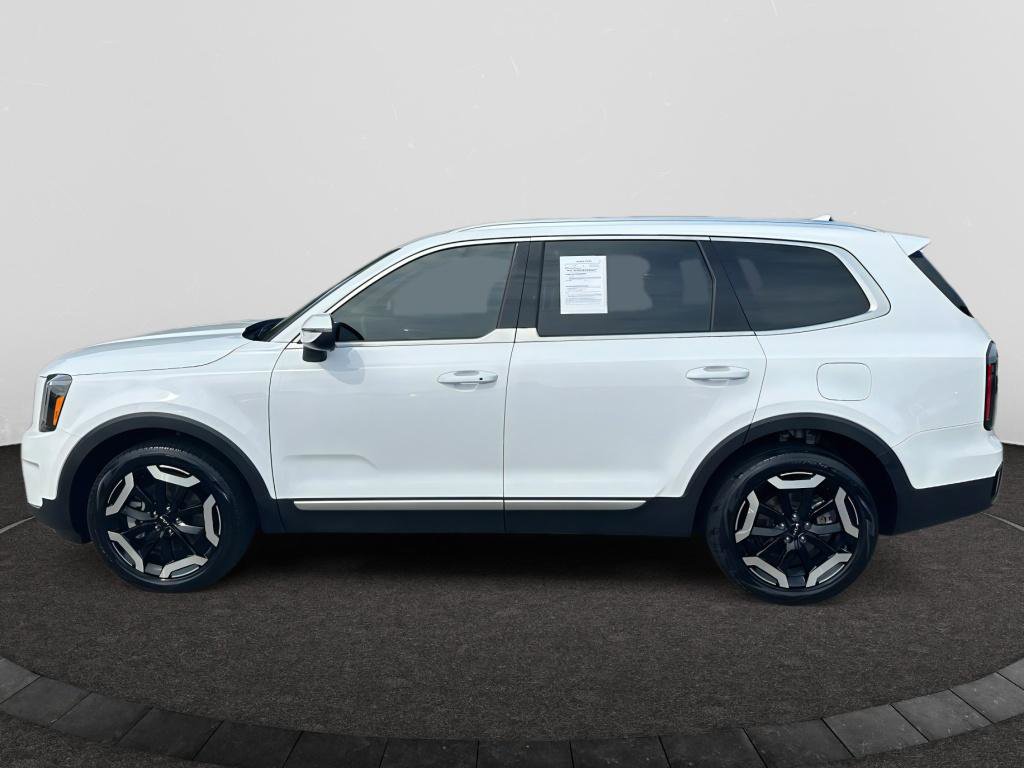 Used 2024 Kia Telluride EX w/ EX Captain's Chair Package image 2
