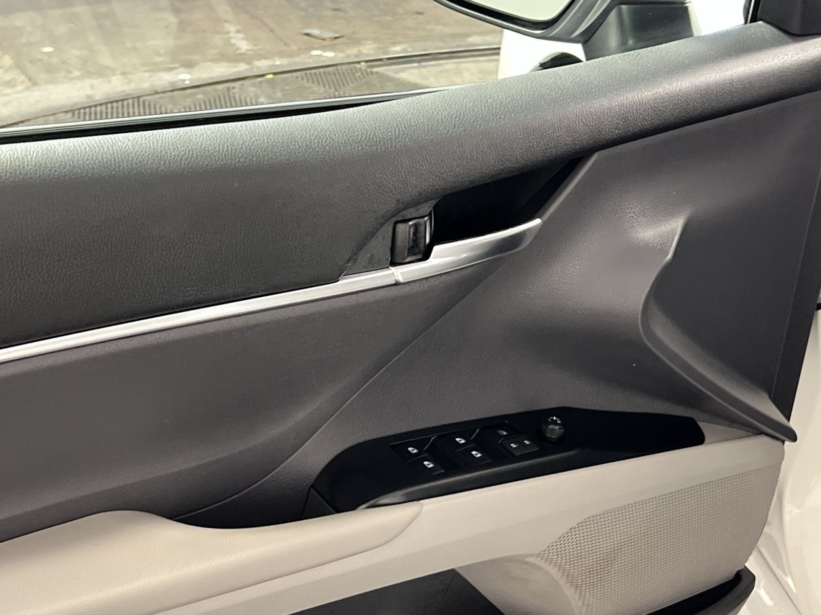 Used 2019 Toyota Camry LE FWD image 12