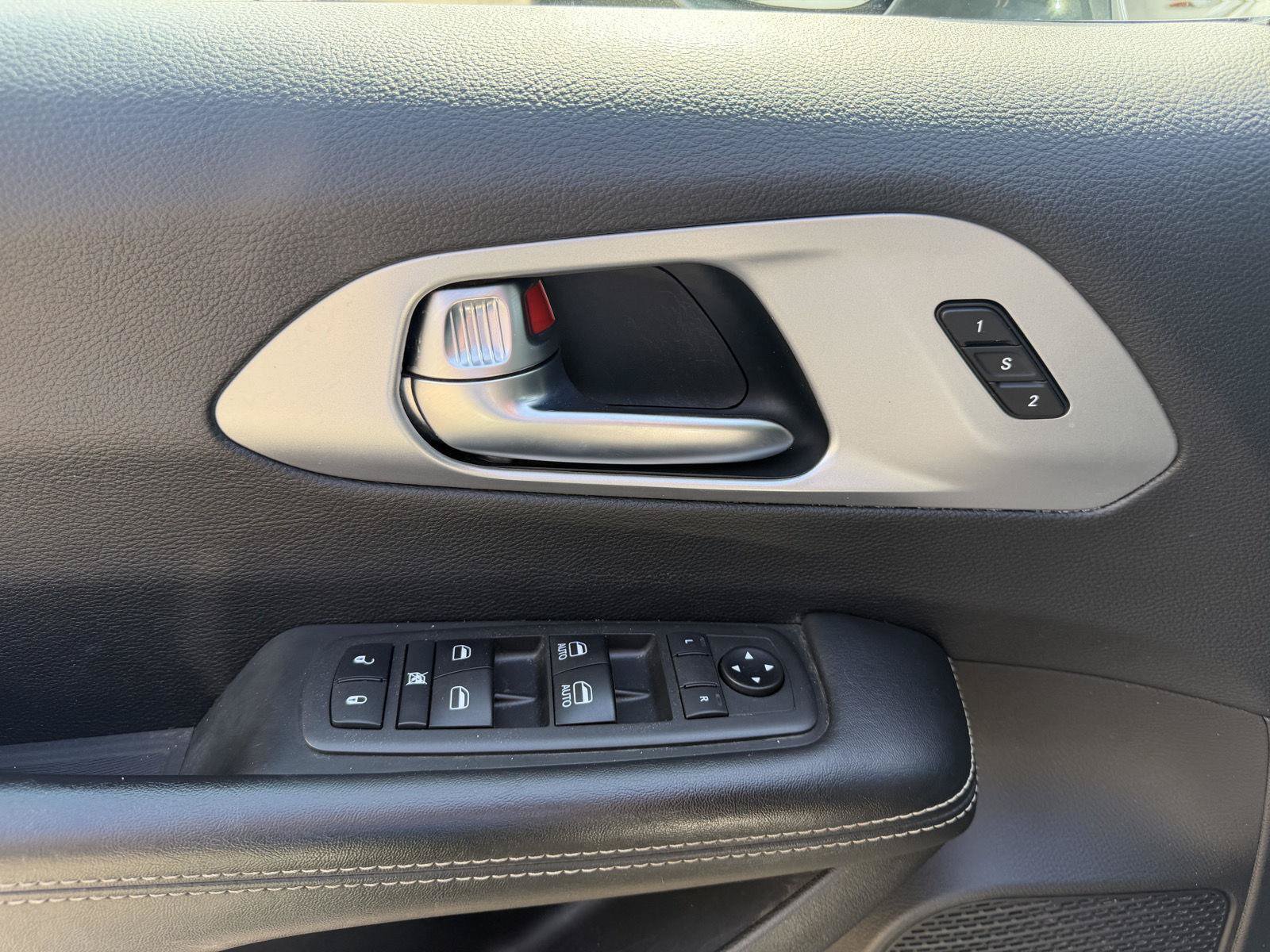 Used 2021 Chrysler Pacifica Touring-L w/ S Appearance Package AWD/4WD image 13