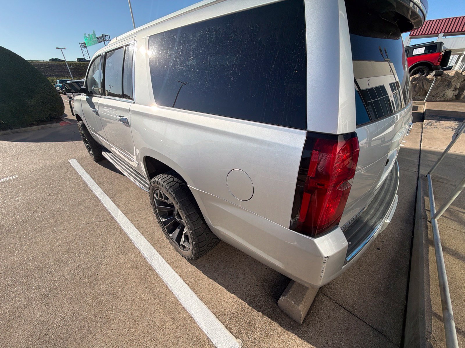 Used 2018 Chevrolet Suburban Premier AWD/4WD image 17