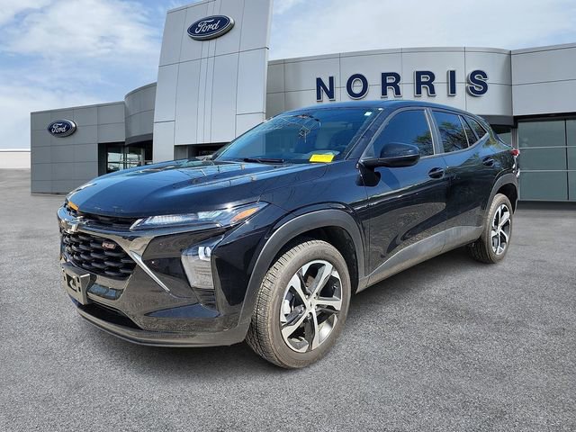 Used 2024 Chevrolet Trax RS w/ Driver Confidence Package FWD image 3