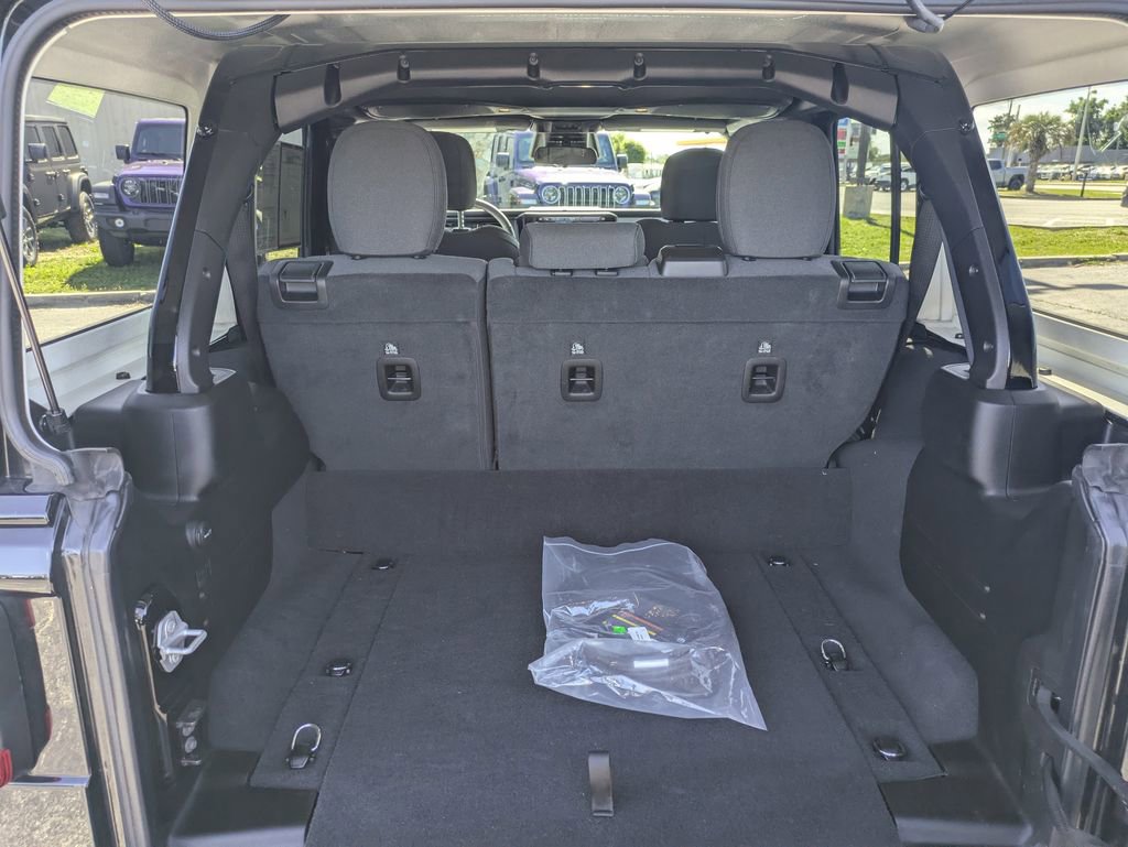 Used 2025 Jeep Wrangler Unlimited Sahara AWD/4WD image 12