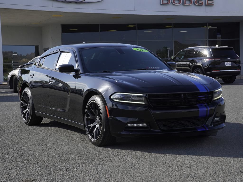 Used 2016 Dodge Charger SXT RWD image 2