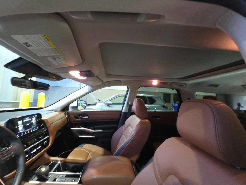 Used 2025 Nissan Pathfinder Platinum image 17