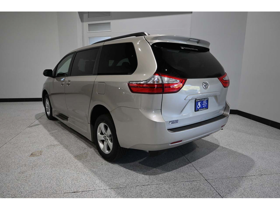 Used 2015 Toyota Sienna LE FWD image 8