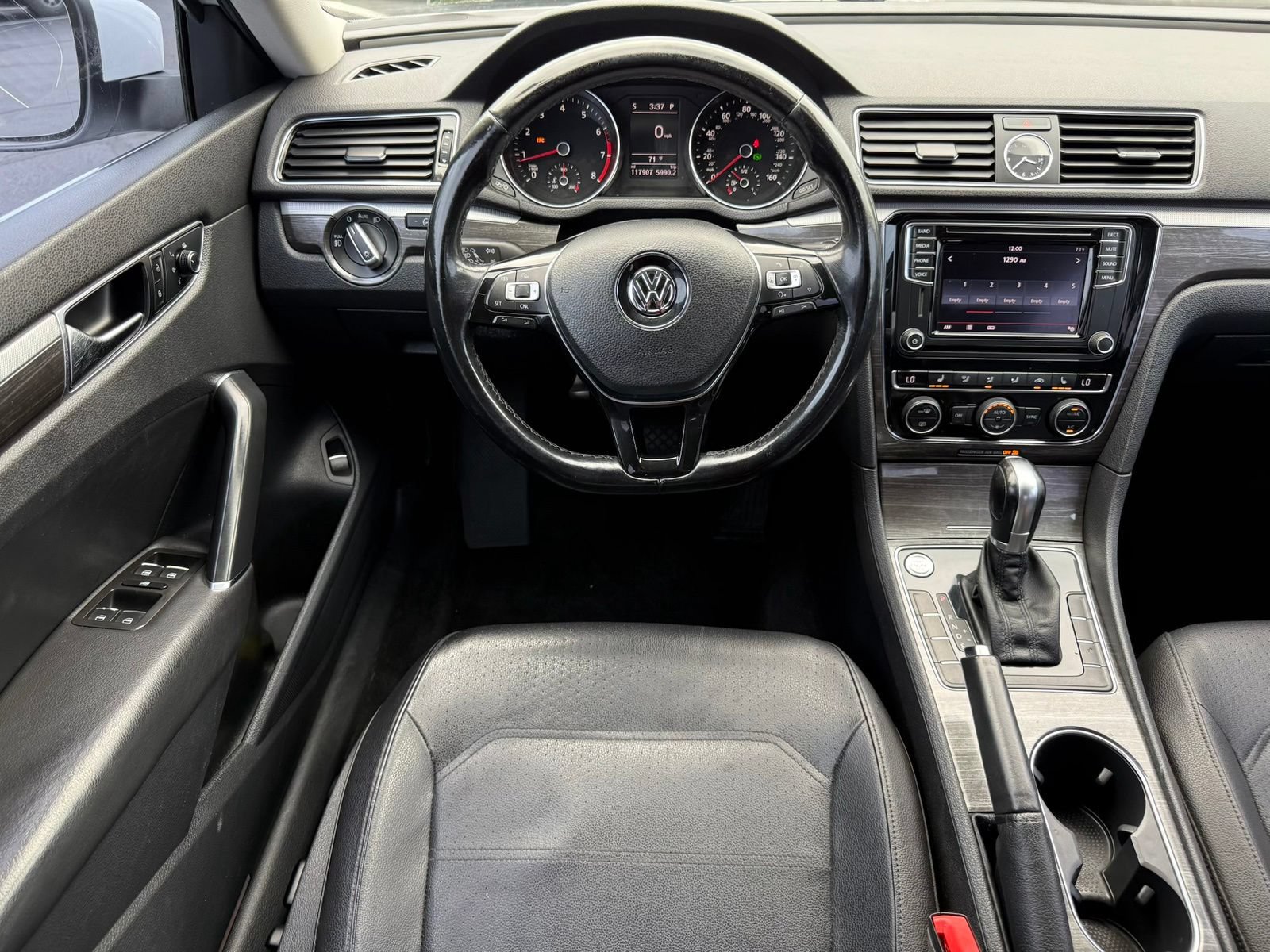 Used 2017 Volkswagen Passat 1.8T SE FWD image 25