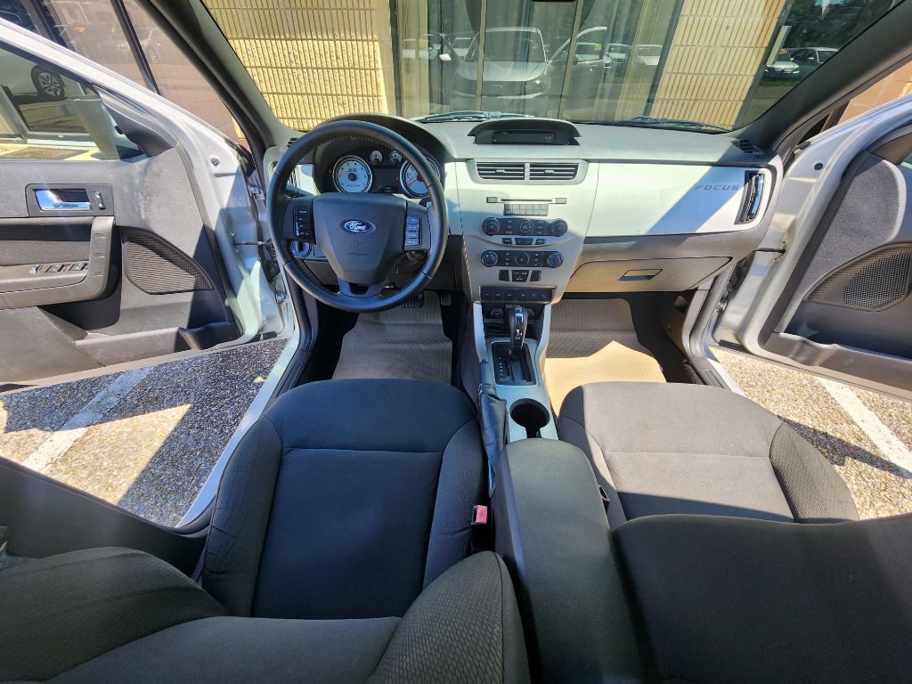 Used 2010 Ford Focus SES FWD image 11