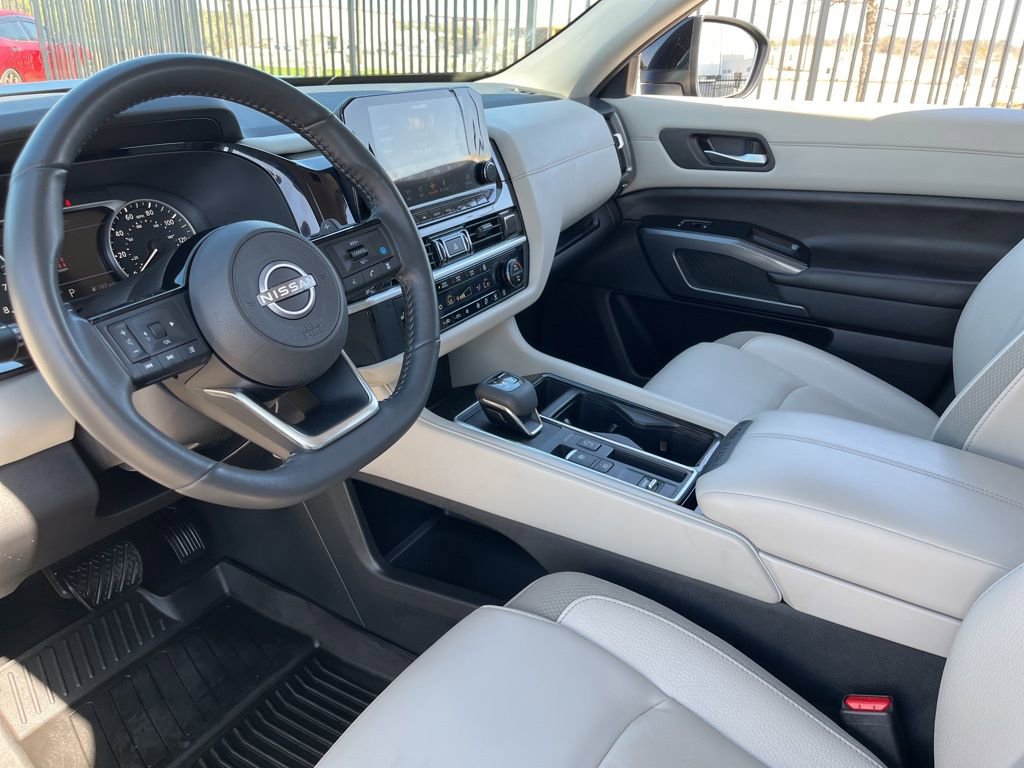 Used 2024 Nissan Pathfinder SL w/ Black Appearance Package image 19