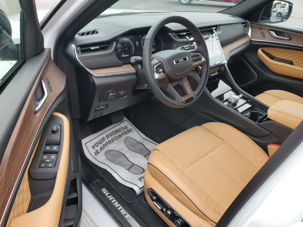Used 2025 Jeep Grand Cherokee Summit image 12