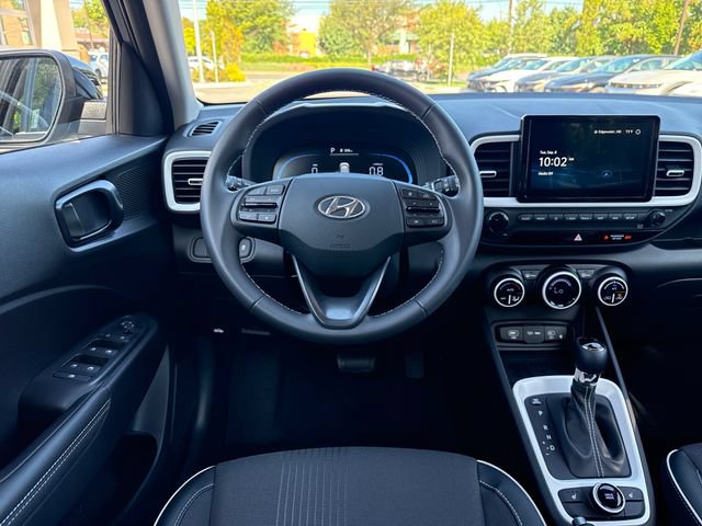 Used 2025 Hyundai Venue Limited FWD image 13