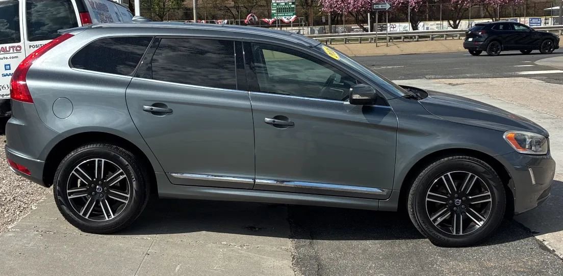 Used 2016 Volvo XC60 T6 w/ Proximity Package AWD/4WD image 6