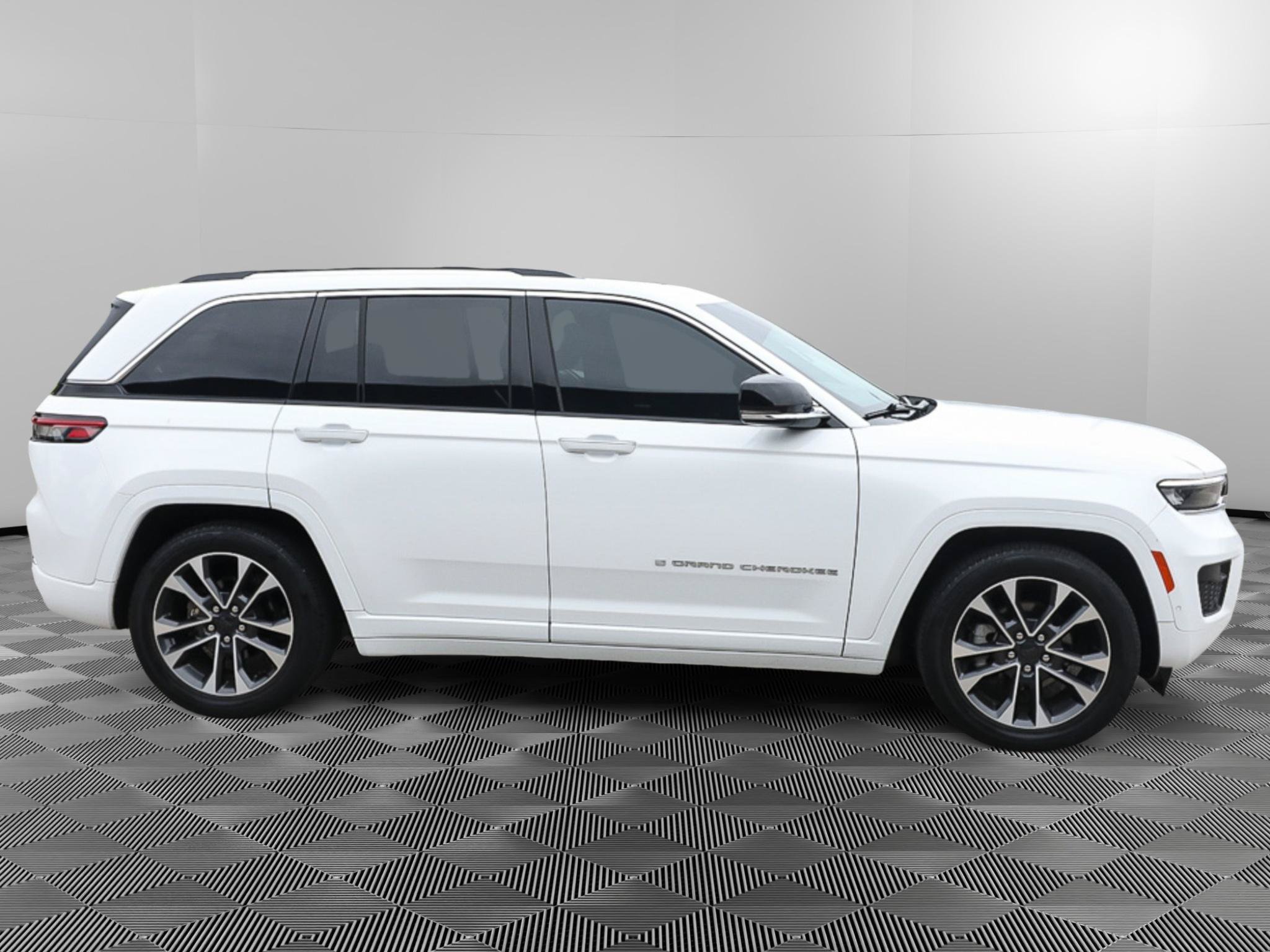 Used 2023 Jeep Grand Cherokee Overland w/ Luxury Tech Group IV AWD/4WD image 9