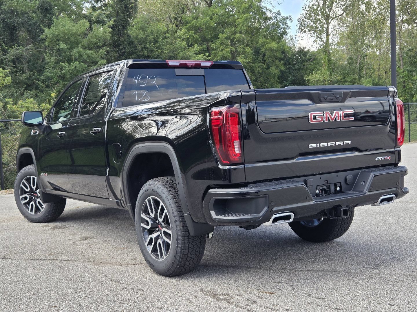 New 2026 GMC Sierra 1500 AT4 w/ AT4 Premium Package AWD/4WD image 17