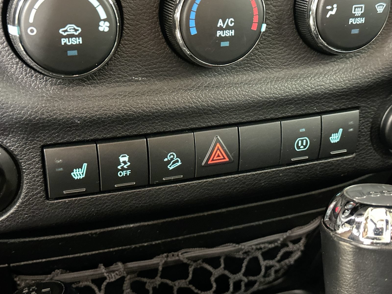 Used 2018 Jeep Wrangler Unlimited Sahara AWD/4WD image 26