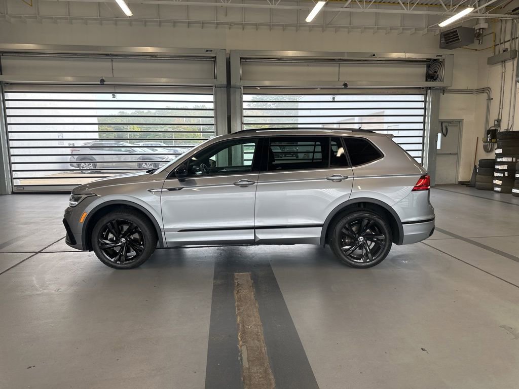 Used 2024 Volkswagen Tiguan SE R-Line image 2