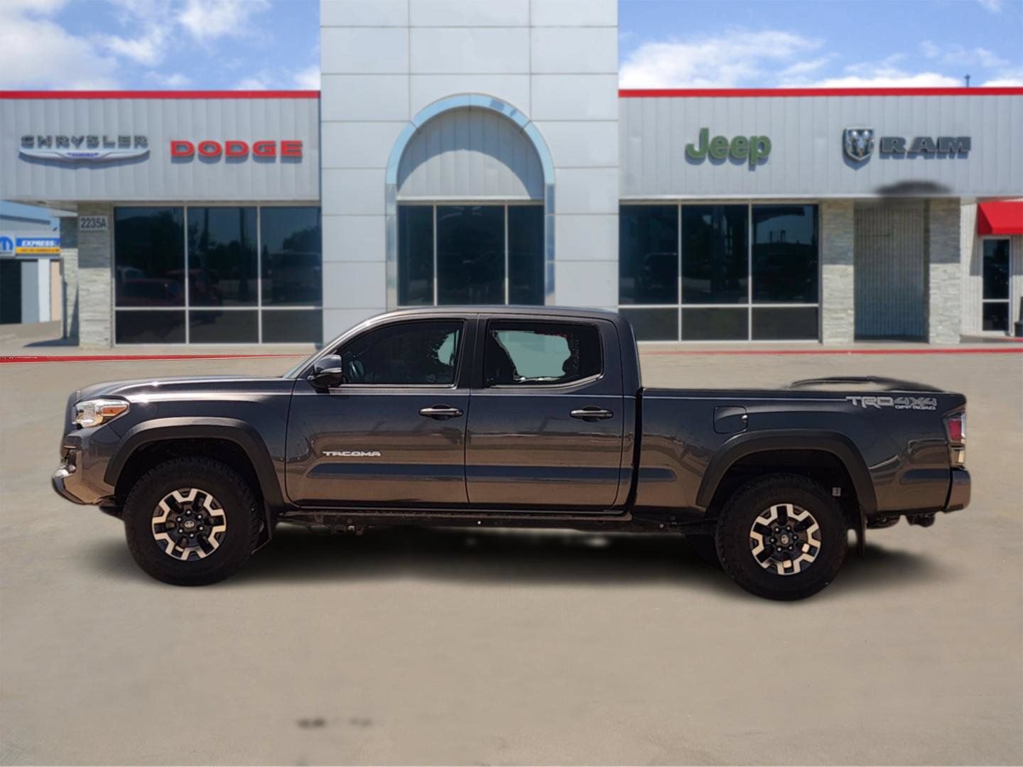 Used 2020 Toyota Tacoma TRD Off-Road w/ Technology Package AWD/4WD image 3