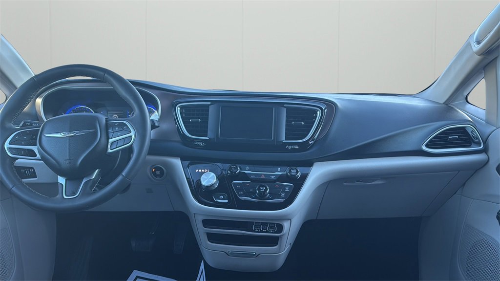 Used 2022 Chrysler Voyager LX image 18