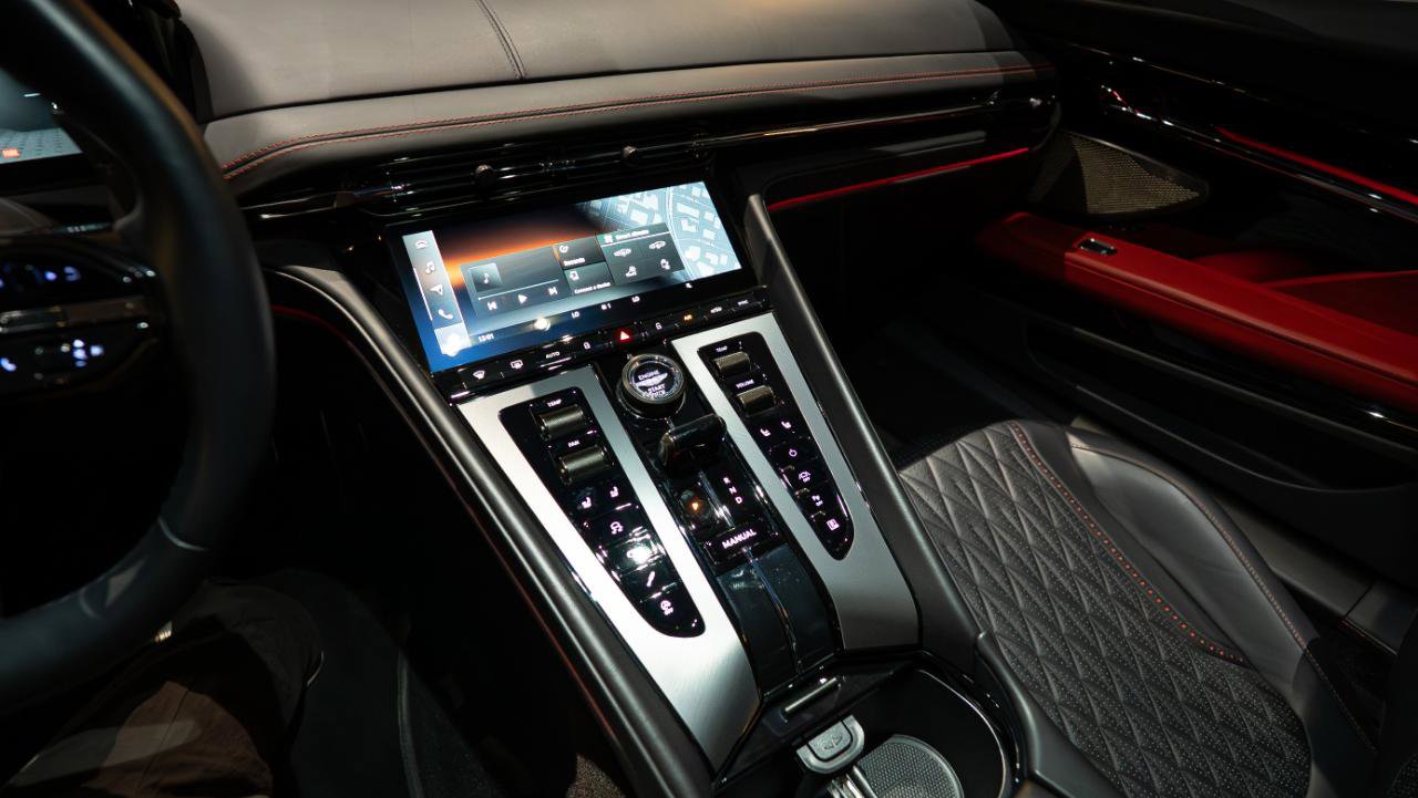 Used 2024 Aston Martin DB12 Coupe RWD image 14