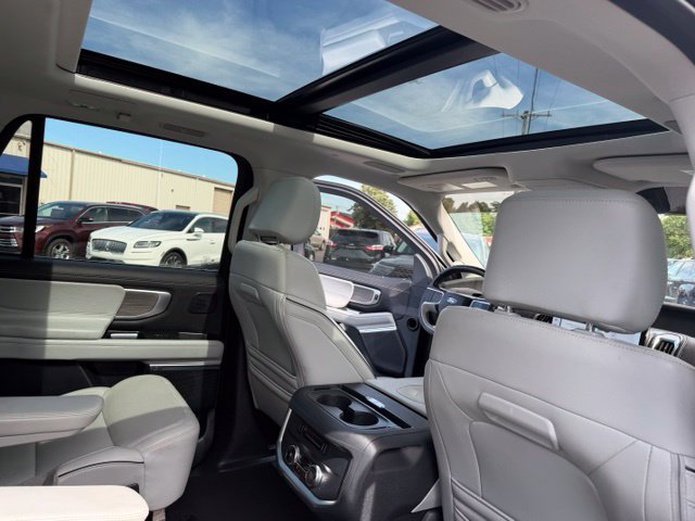 Used 2025 Ford Expedition Max Platinum w/ Platinum Ultimate Package AWD/4WD image 38