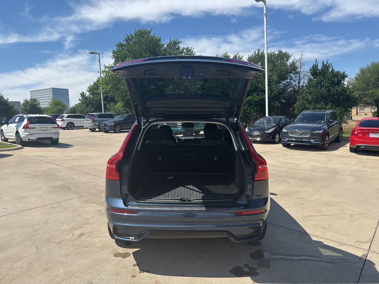 Certified 2024 Volvo XC60 B5 Plus w/ Protection Package Premier AWD/4WD image 7