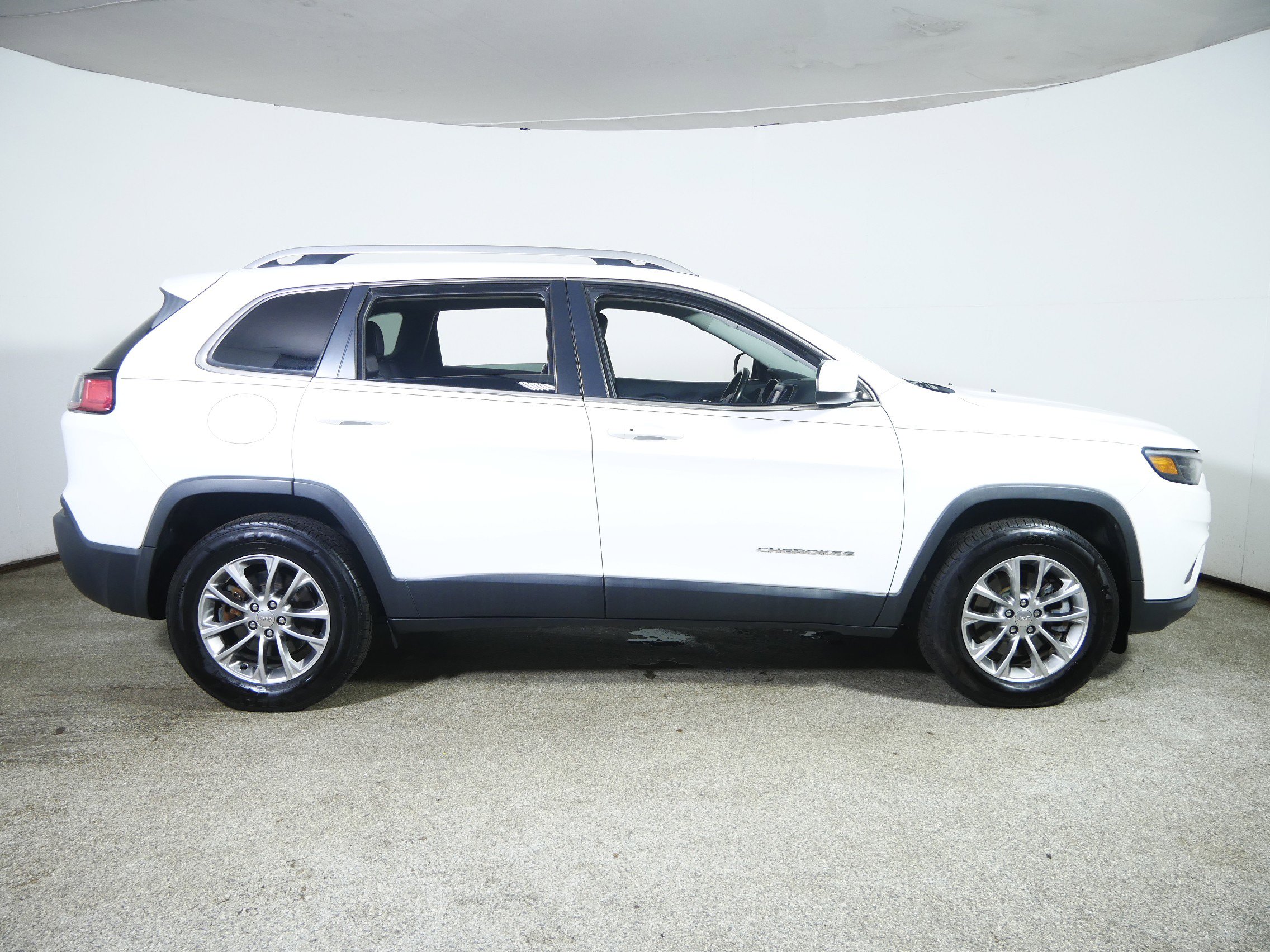 Used 2019 Jeep Cherokee Latitude Plus image 8
