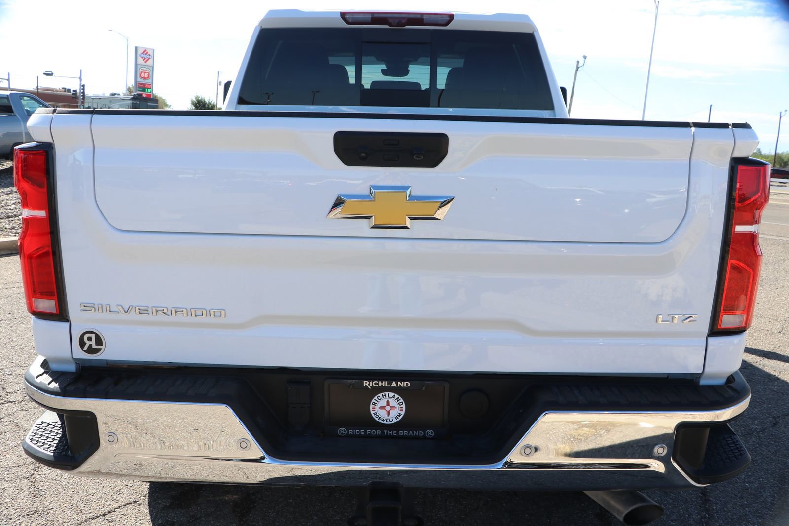 Used 2025 Chevrolet Silverado 2500 LTZ w/ LTZ Premium Package image 6