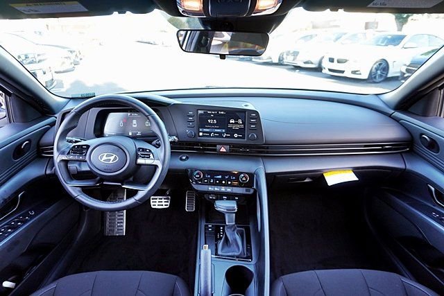 Certified 2025 Hyundai Elantra Sport image 17