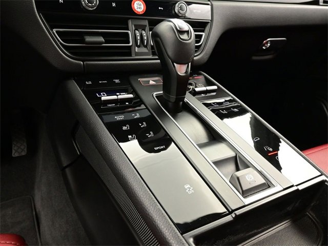 Used 2025 Porsche Macan image 11
