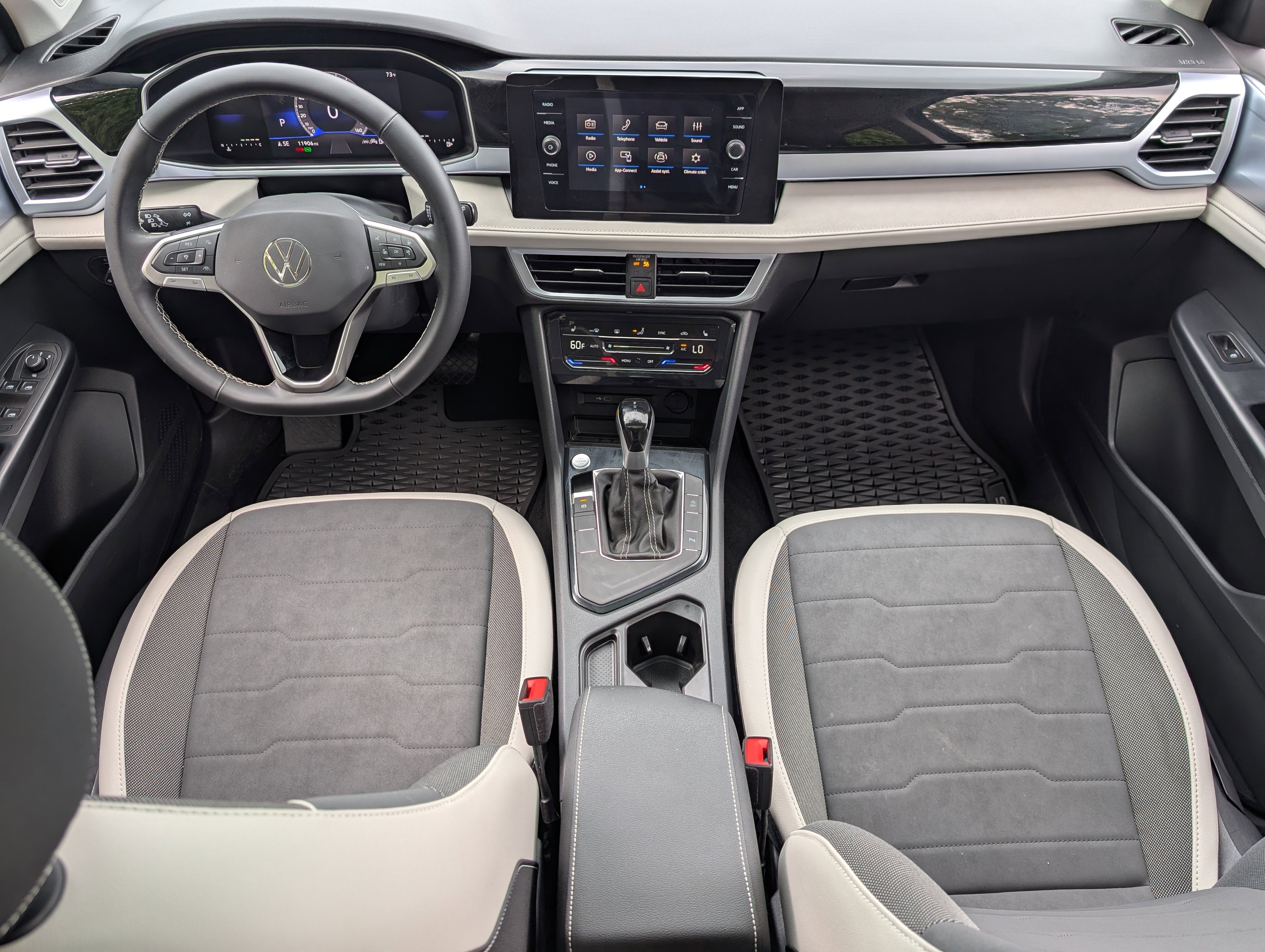 Used 2025 Volkswagen Taos SE w/ Panoramic Sunroof Package FWD image 23