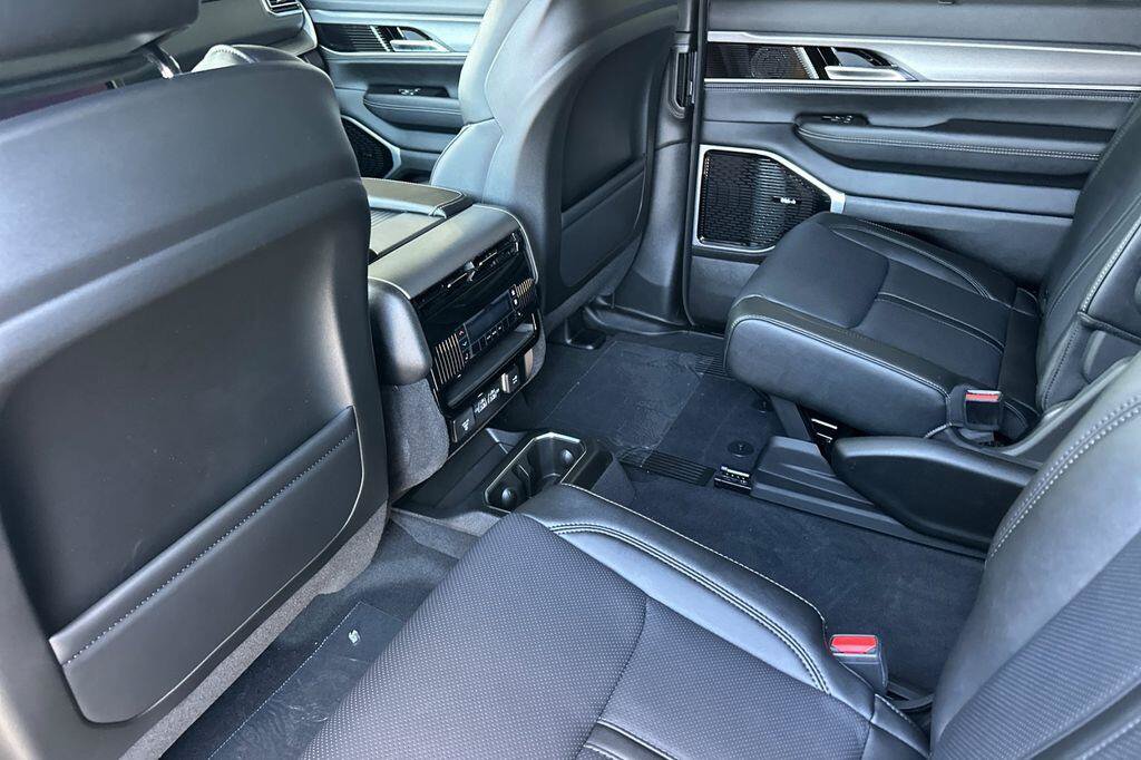 New 2026 Jeep Grand Wagoneer L Limited AWD/4WD image 12