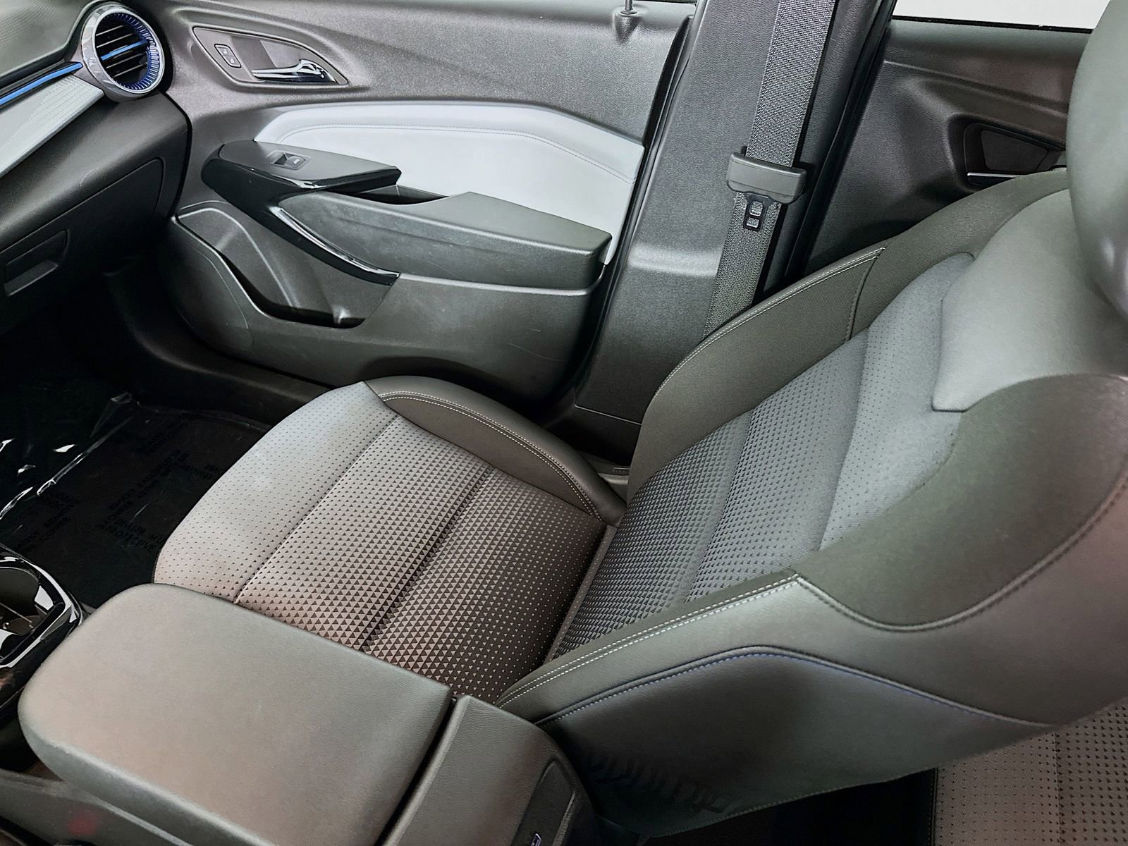 Used 2025 Chevrolet Trax LT w/ LT Convenience Package image 24