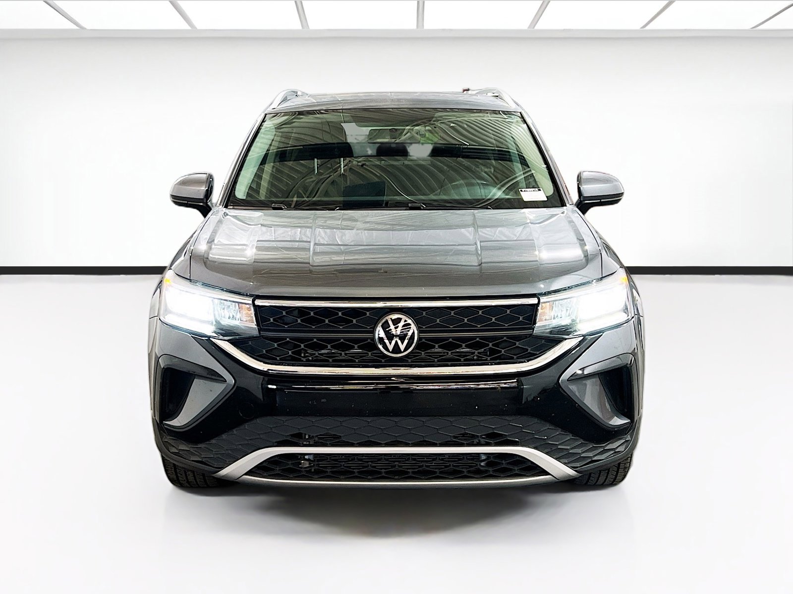 Used 2022 Volkswagen Taos SE FWD image 2