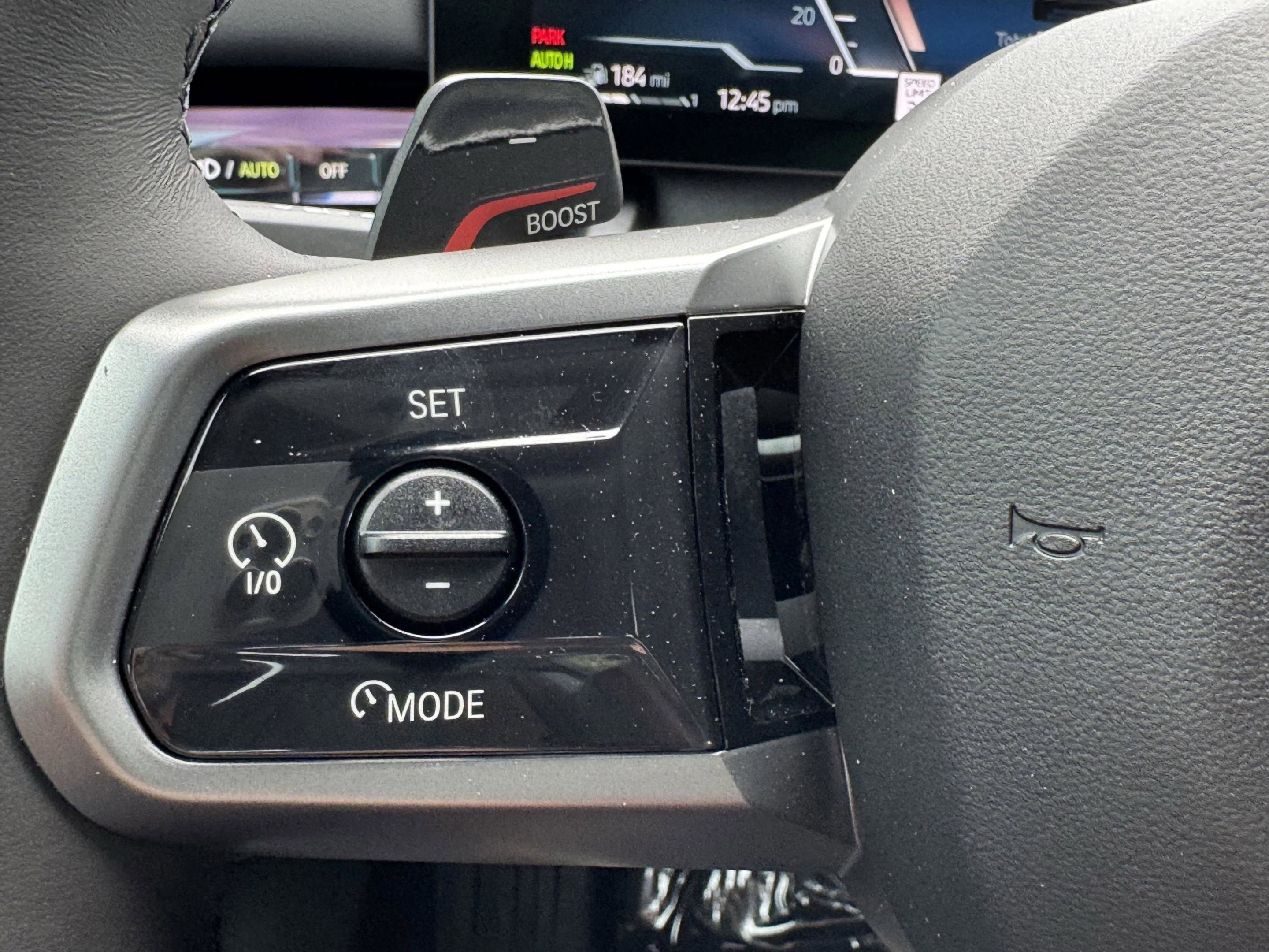 Used 2025 BMW 550e xDrive w/ Premium Package image 24