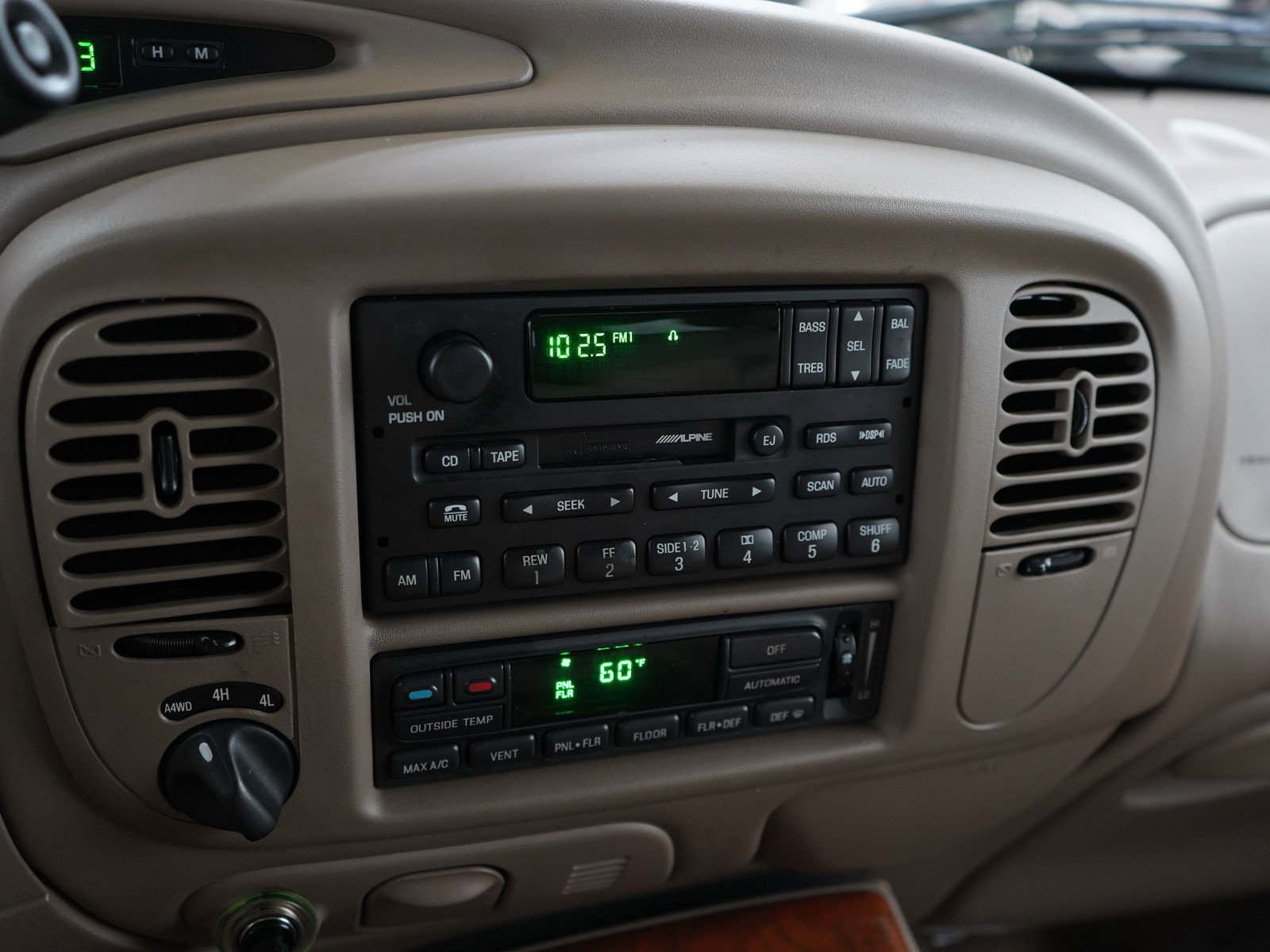 Used 2002 Lincoln Navigator 4WD image 23