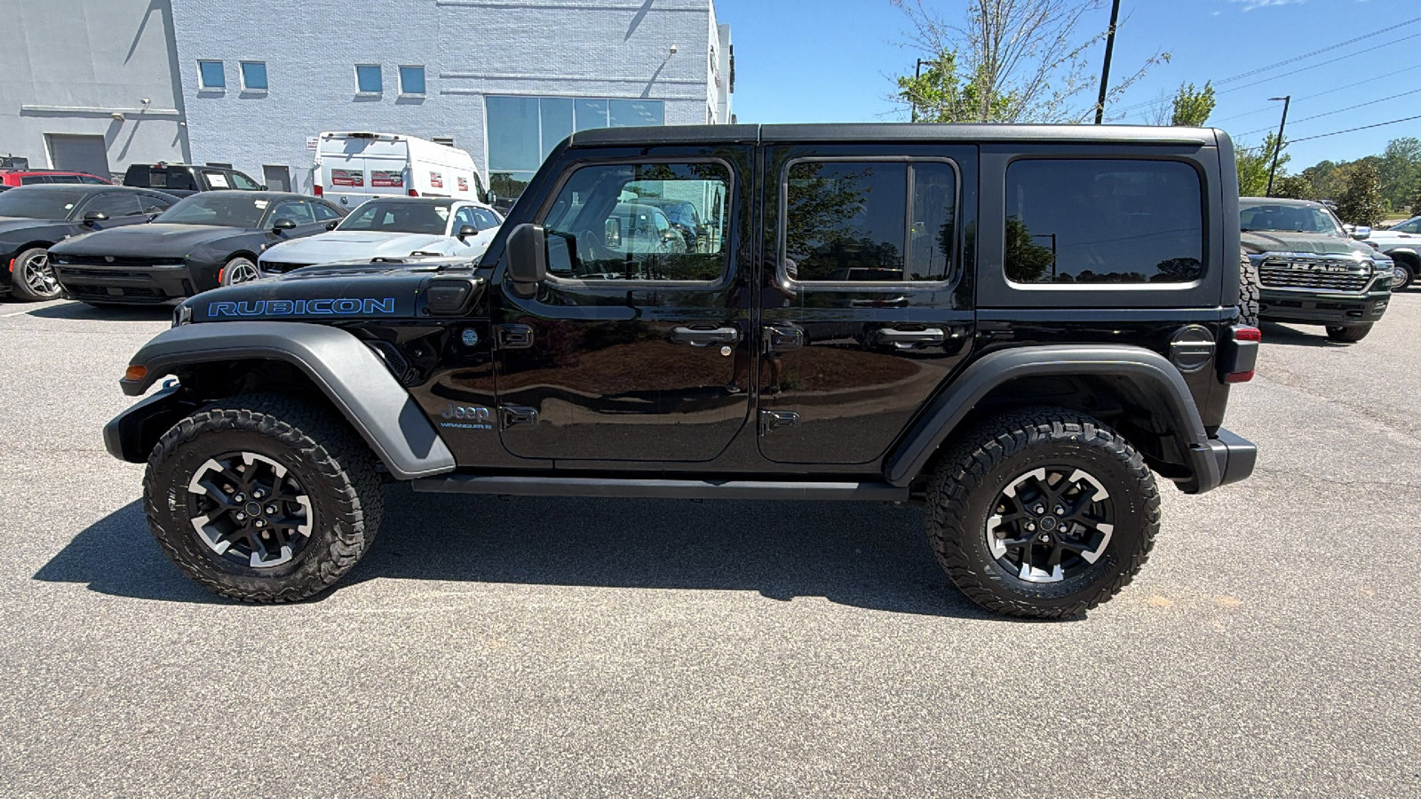 Used 2025 Jeep Wrangler Unlimited Rubicon 4xe w/ Convenience Group AWD/4WD image 11