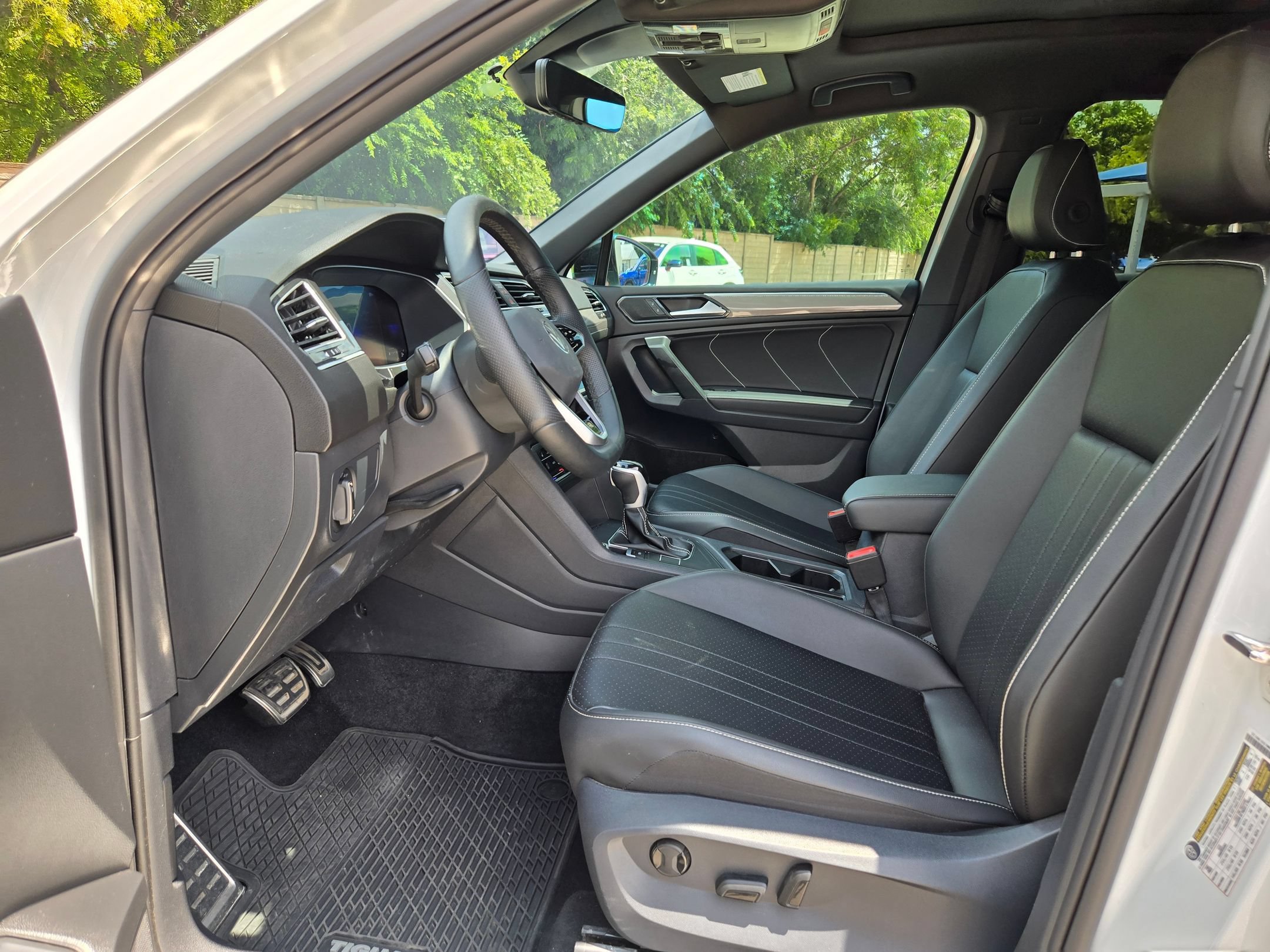 Used 2024 Volkswagen Tiguan SE R-Line FWD image 9