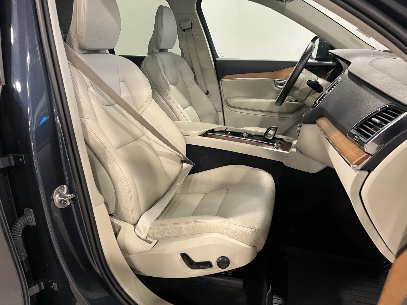 Used 2022 Volvo XC90 T8 Inscription Expression w/ Advanced Package image 38